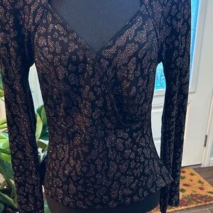 Lillie Rubin Black Long Sleeve V-Neck Peplum Top with Silver Metallic Leopard